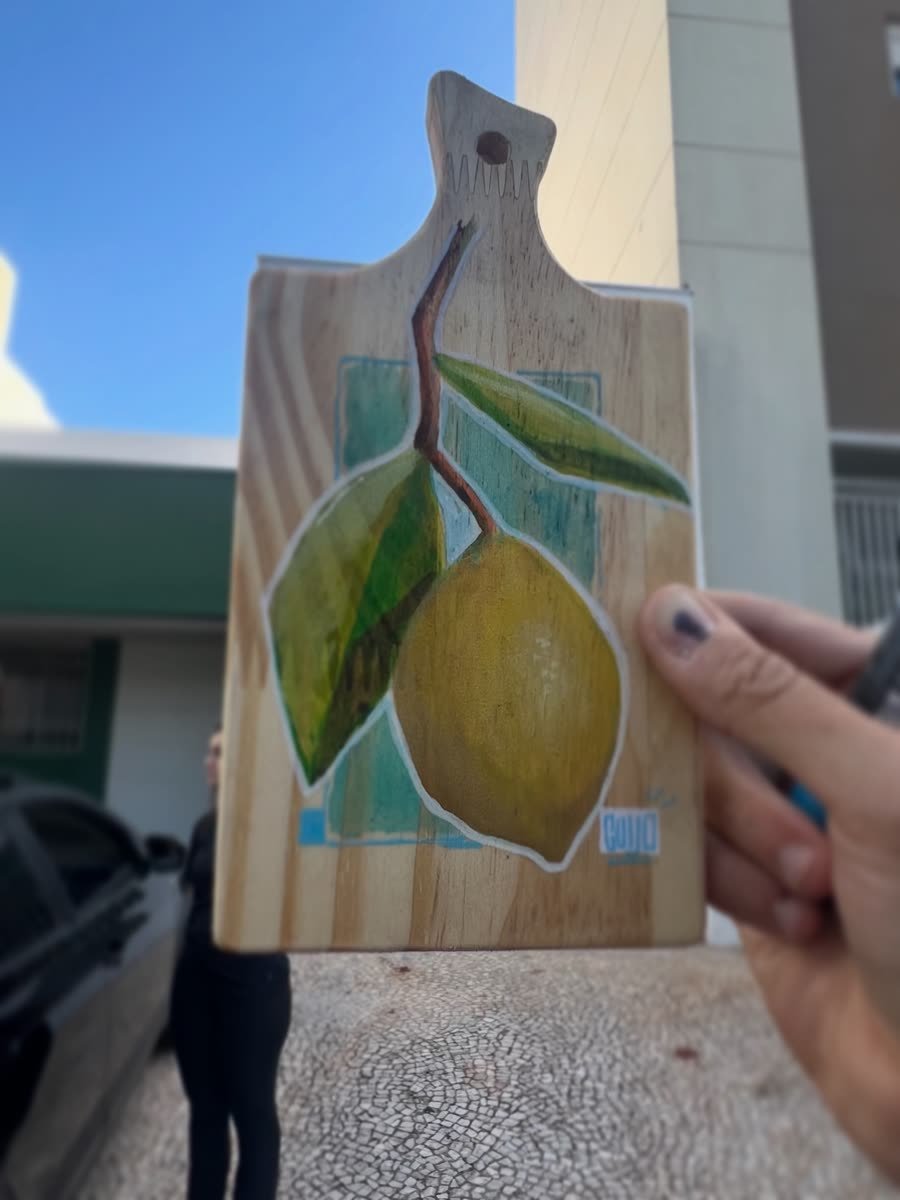 Limão siciliano pintado numa tábua de madeira